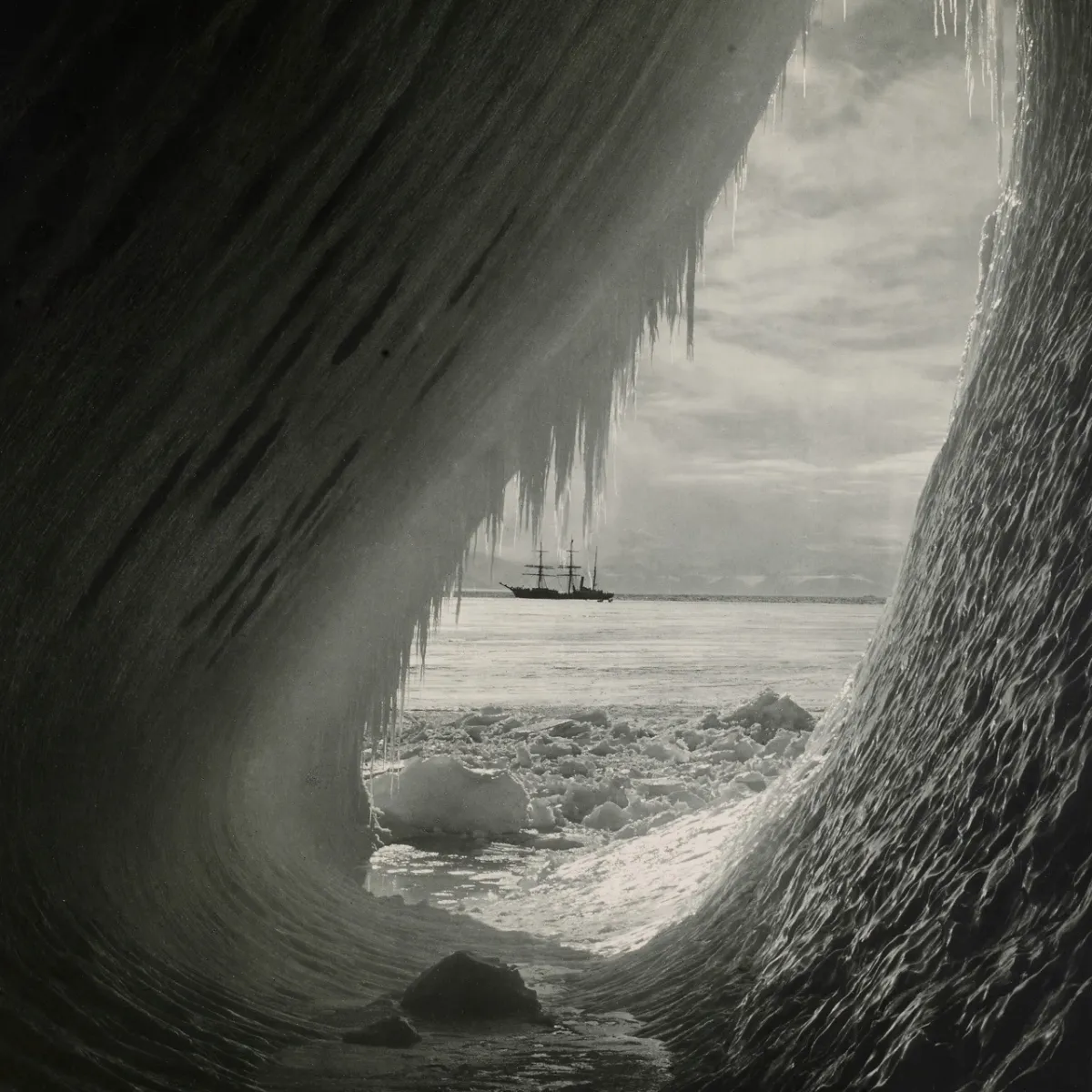 2HGK2YD Ponting, Herbert George - A Cavern in an Iceberg; Scott's Last Expedition, The British Antarctic Expedition